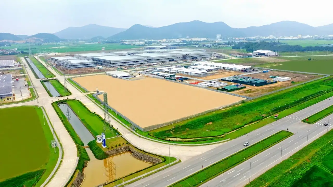 طقس مشمس نهاراً مع فرص لهطول أمطار متفرقة وعواصف رعدية ليلاً